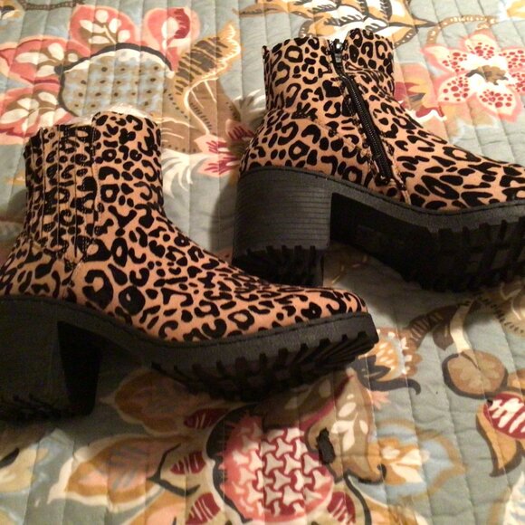 Qupid Cheetah Ankle Boots Bootie Animal Print Size 8 Black Tan Chunky Block Heel - Picture 2 of 4